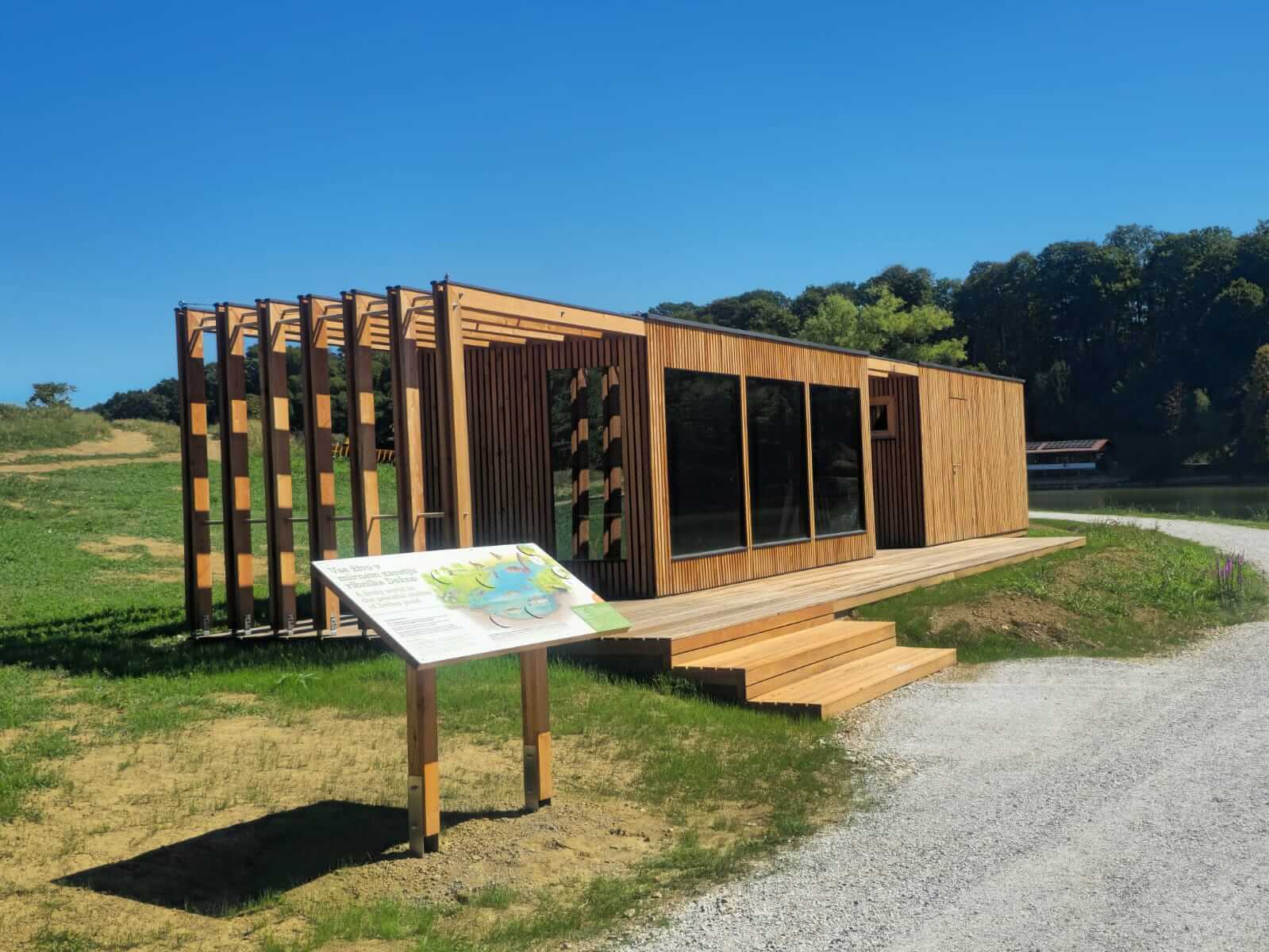 LINASSI VISTA – Modern Timber Cabin with Panoramic Glazing